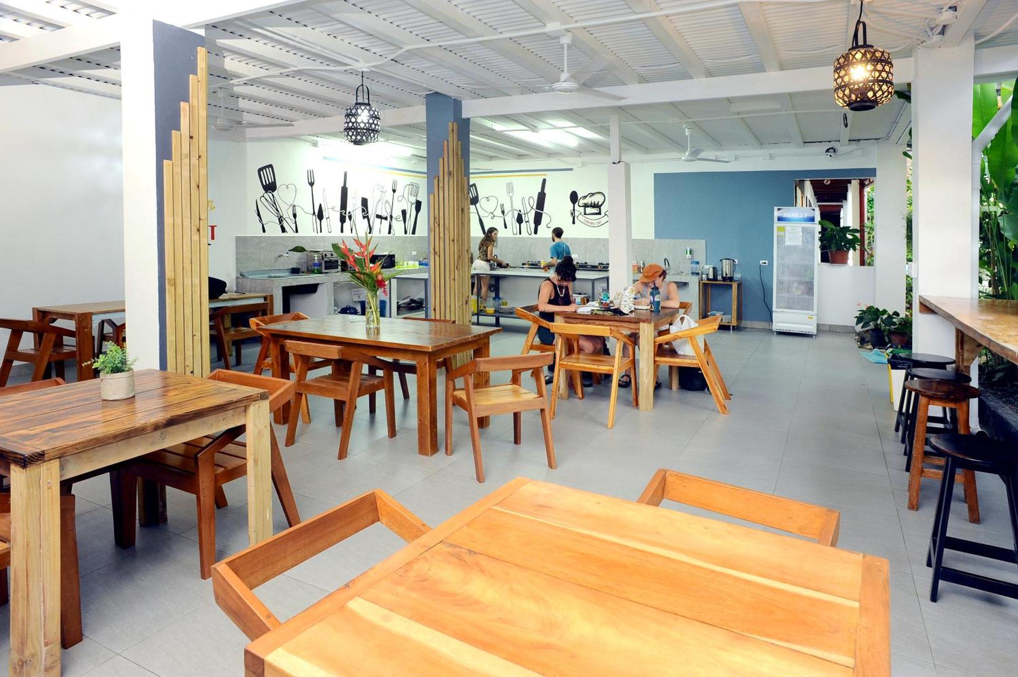 Private Fully Furnished Home At Wide Mouth Frog Hostel Quepos Exterior photo