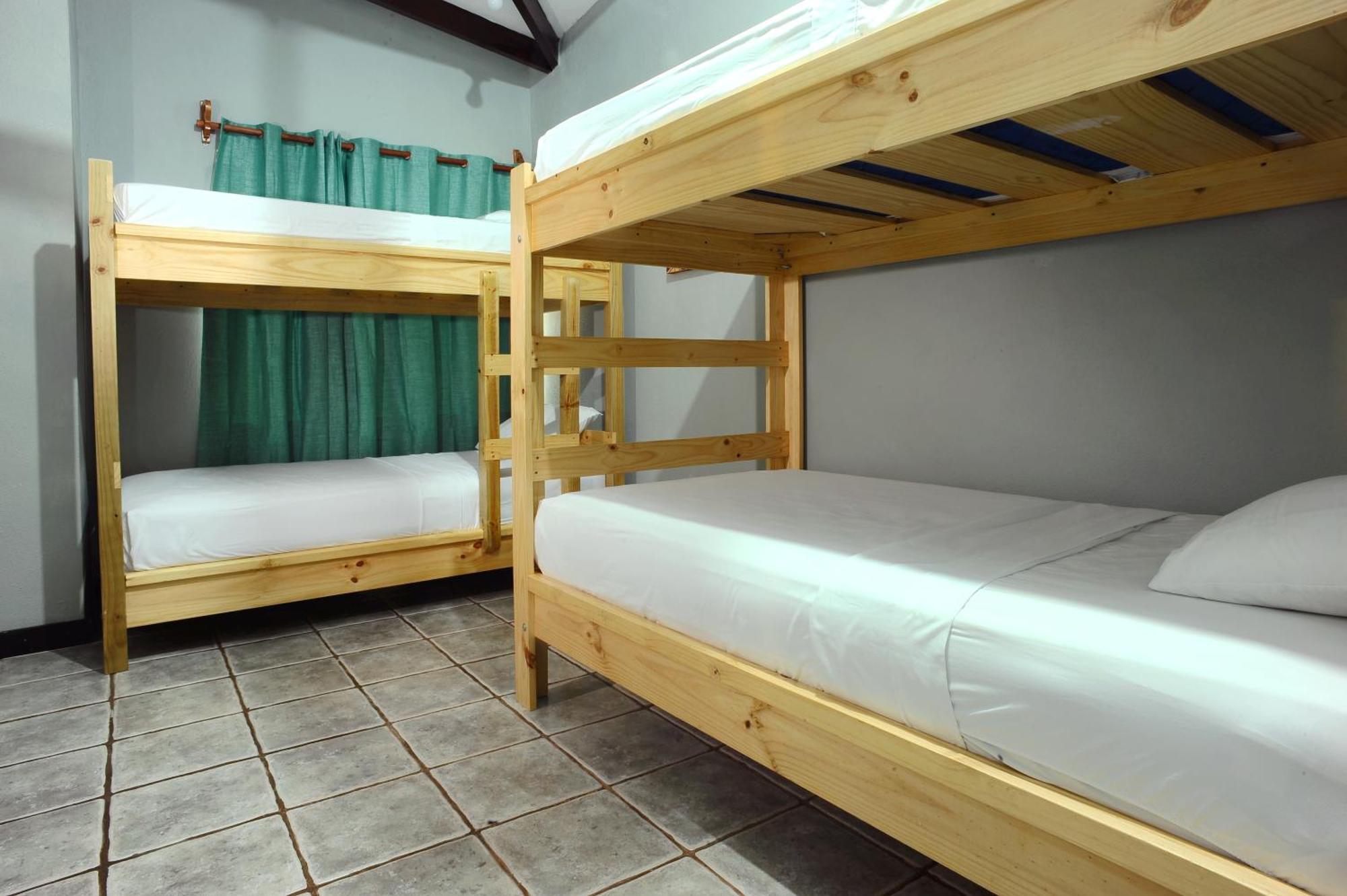 Private Fully Furnished Home At Wide Mouth Frog Hostel Quepos Exterior photo