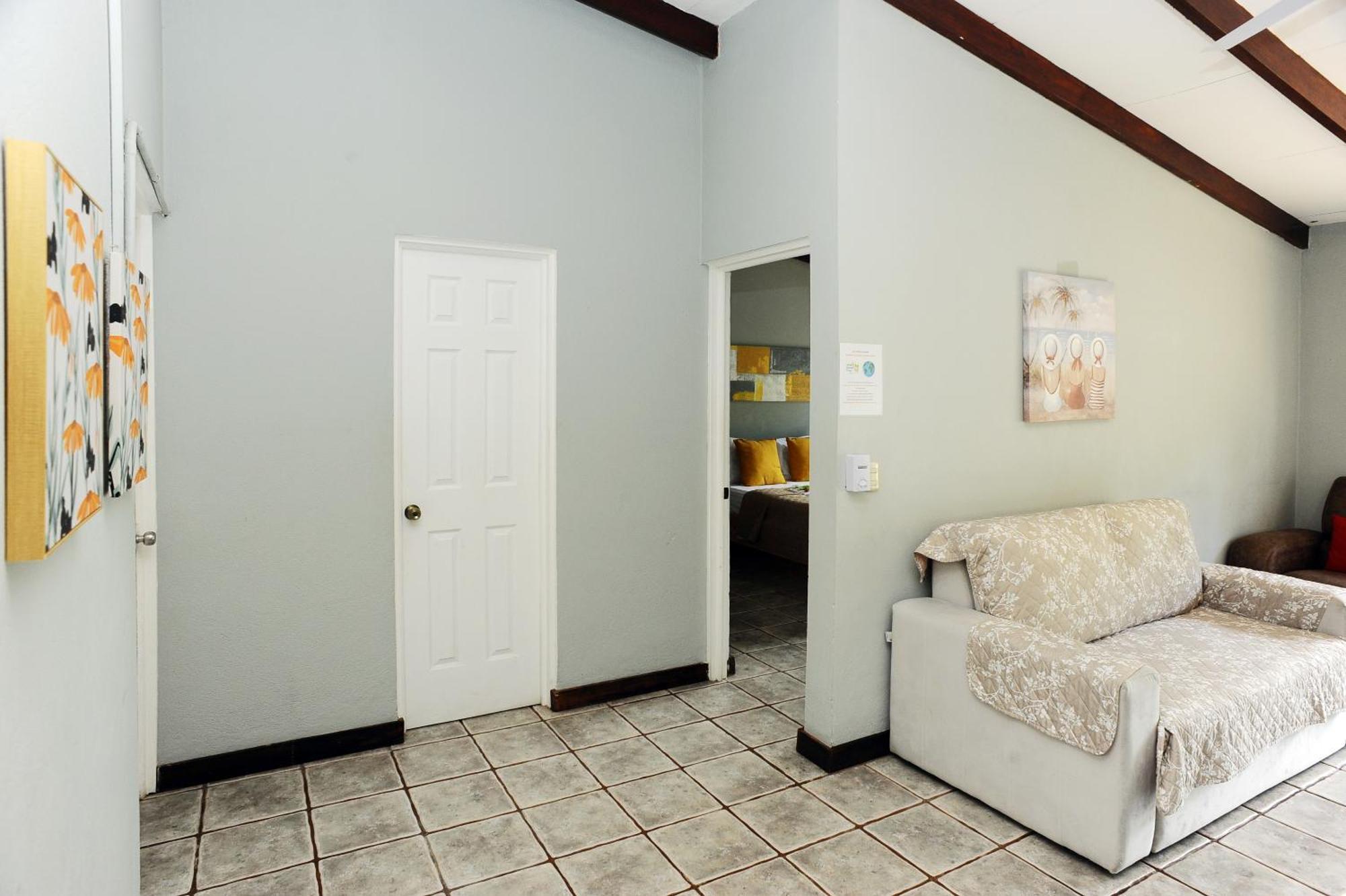 Private Fully Furnished Home At Wide Mouth Frog Hostel Quepos Exterior photo
