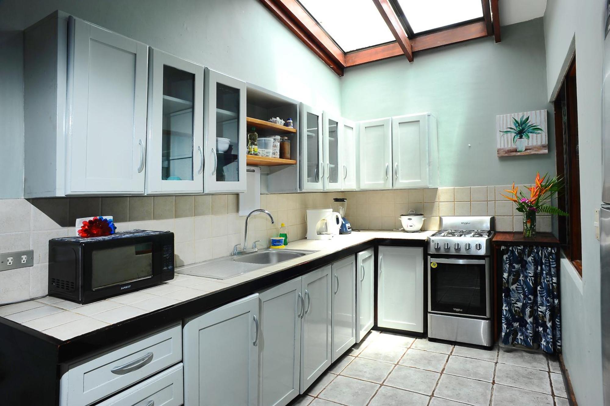 Private Fully Furnished Home At Wide Mouth Frog Hostel Quepos Exterior photo