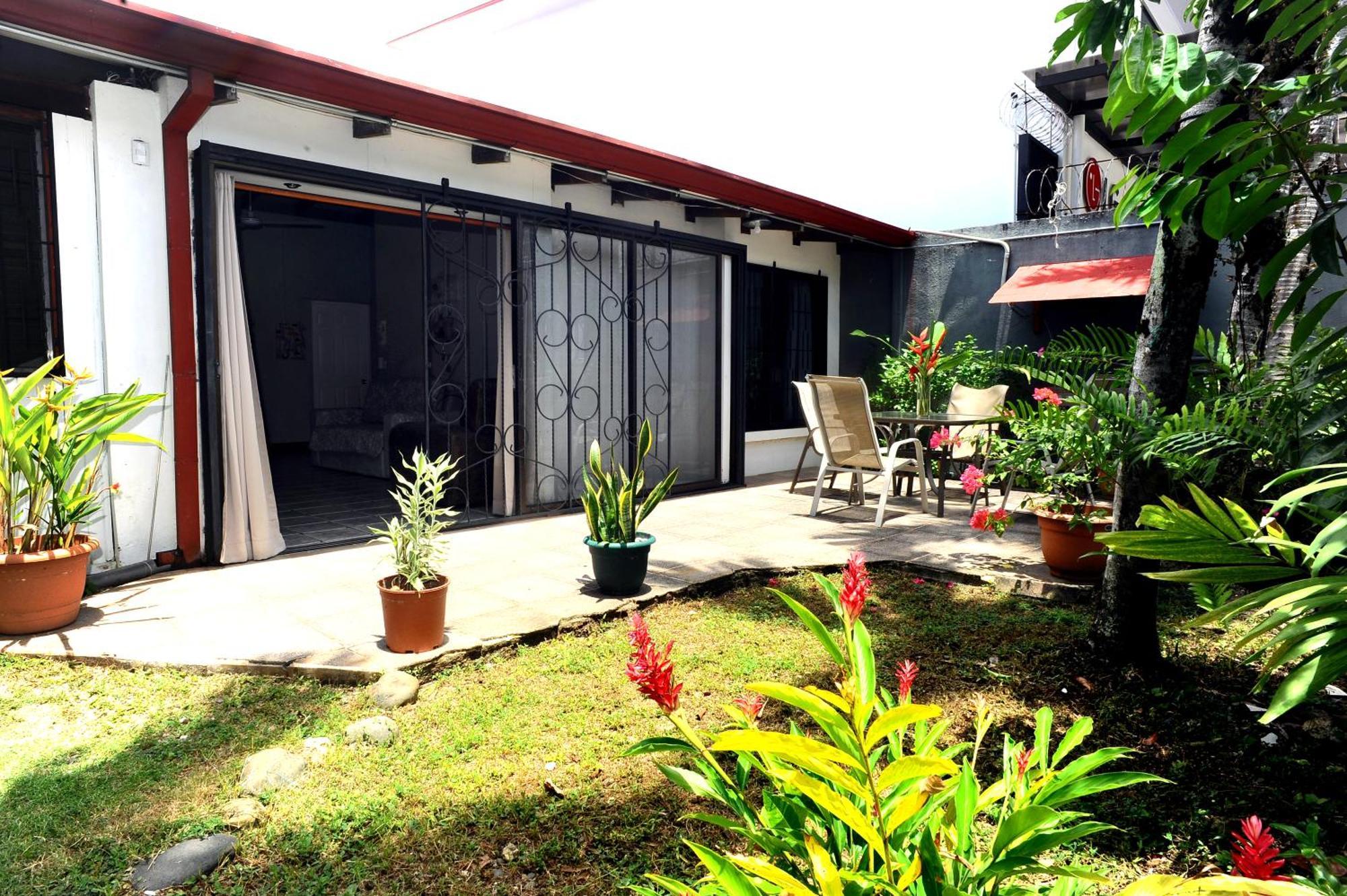 Private Fully Furnished Home At Wide Mouth Frog Hostel Quepos Exterior photo