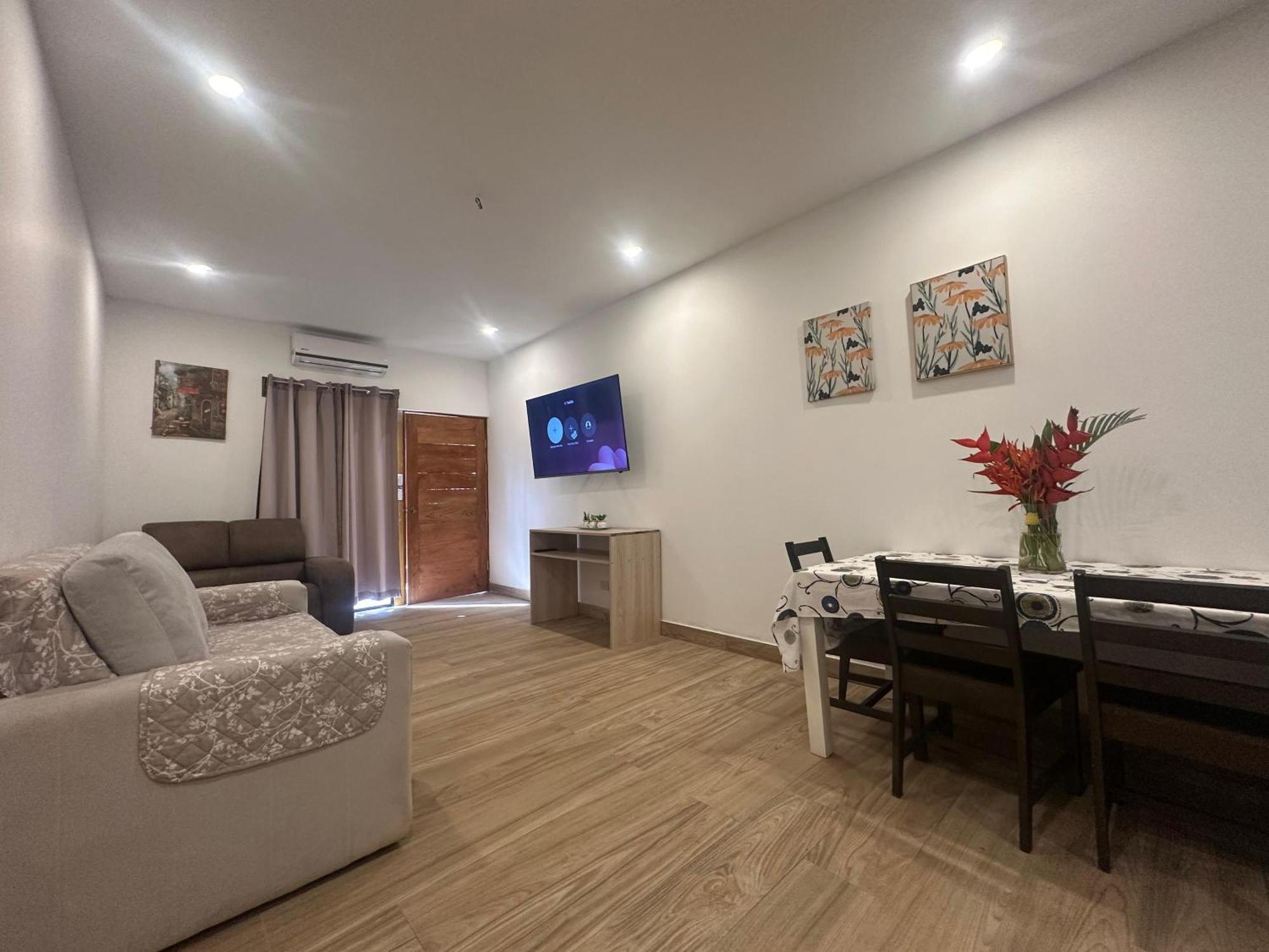 Private Fully Furnished Home At Wide Mouth Frog Hostel Quepos Exterior photo